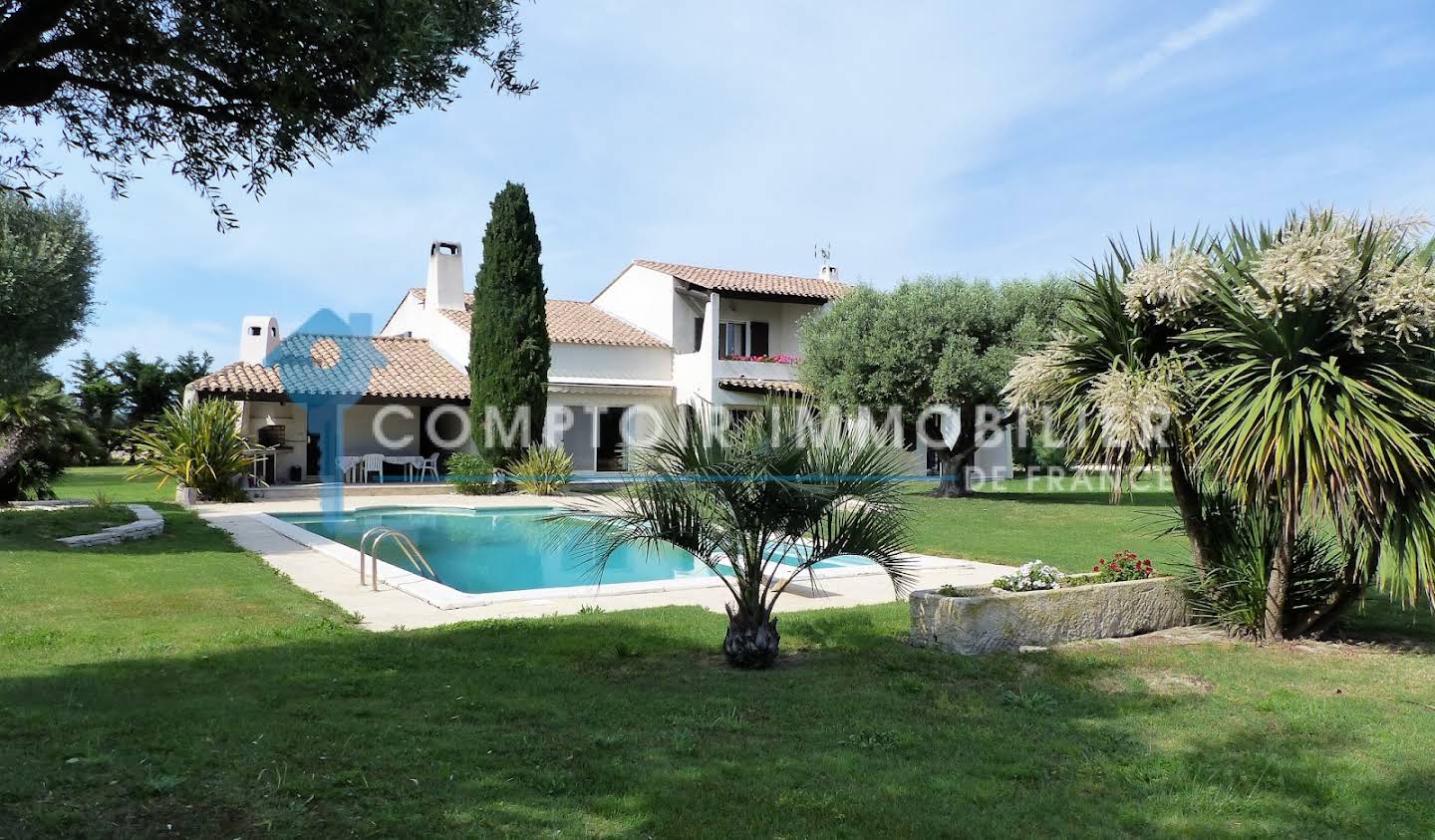 Property with pool Arles