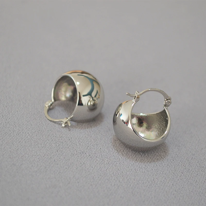 Vintage dames oorbellen met holle ronde bal, een opvallend accessoire dat je stijl versterkt en je outfit een unieke uitstraling geeft.