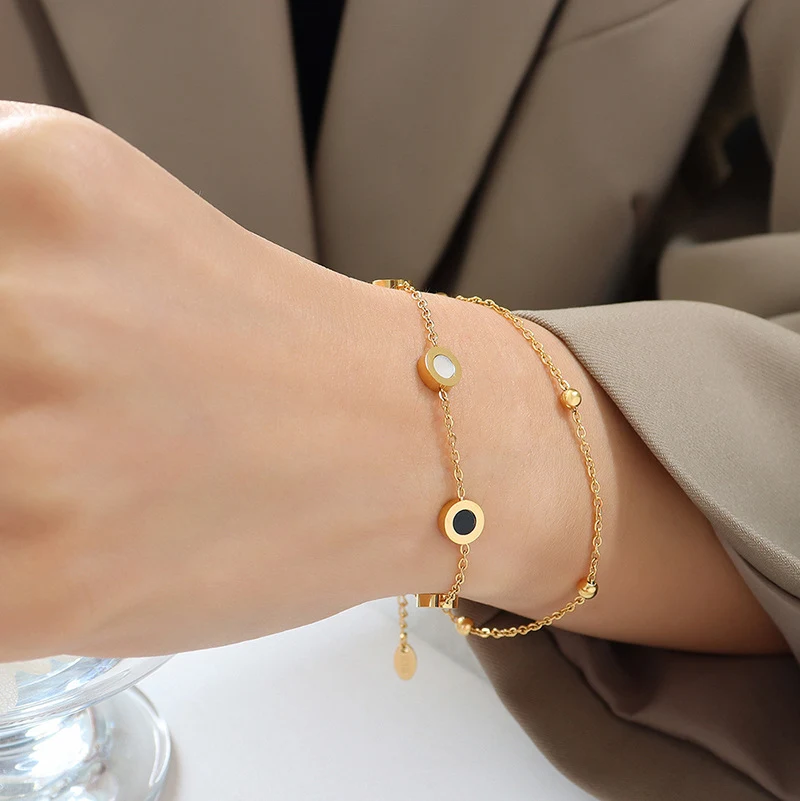 Pulsera Diseño Frío para Mujer Acero Titanio Chapado en Oro Real 18K Elegancia Duradera Joyería Moderna Accesorio Perfecto
