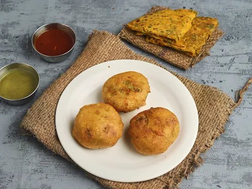 Batata Wada(Three Pcs) And Theplas With Pickle