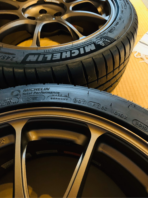86のタイヤ交換・ホイール交換・レイズ・ze40・Pilot Sport 4に関するカスタム事例の投稿画像3枚目