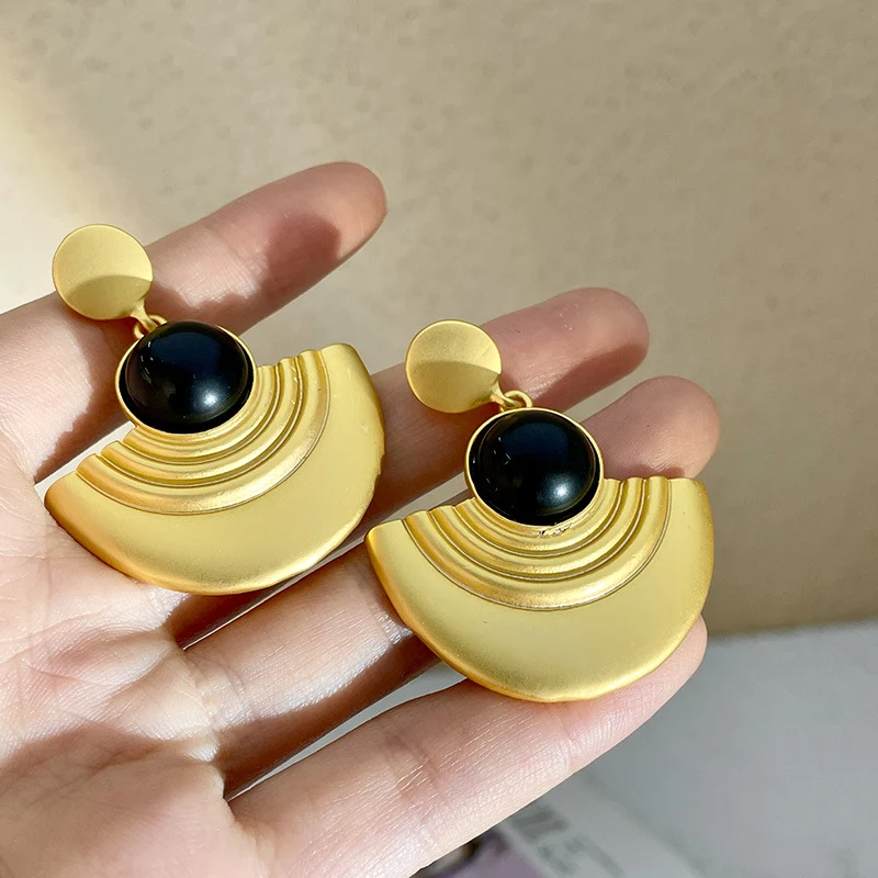 Vintage oorbellen met halve cirkel metalen studs in Court-stijl, chique design, perfect voor een elegante look, tijdloze sieraden.