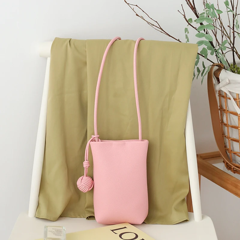 Sac de téléphone d'été polyvalent en cuir souple pour femmes. Transportez votre smartphone et essentiels avec style et confort. Idéal pour toutes occasions.