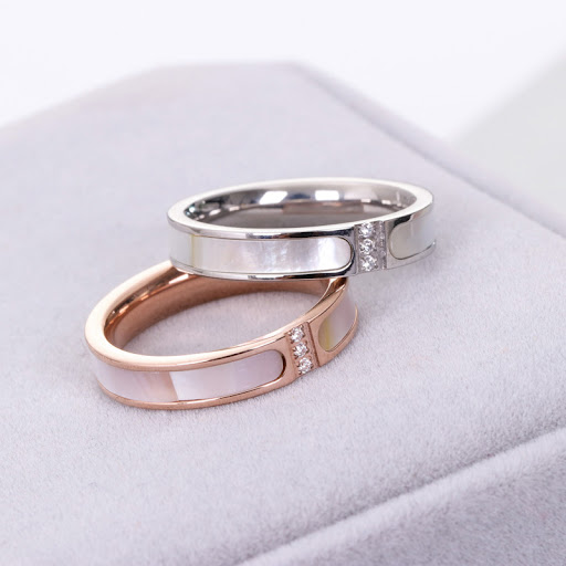 Title 2, Fashionable shell ring inlaid with three diamon...