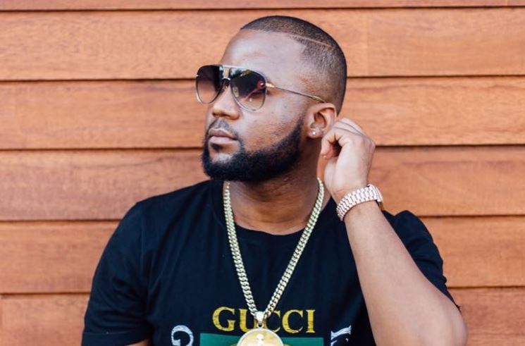 Cassper Nyovest was dragged by fans after bragging about Paris Hilton following him on social media.