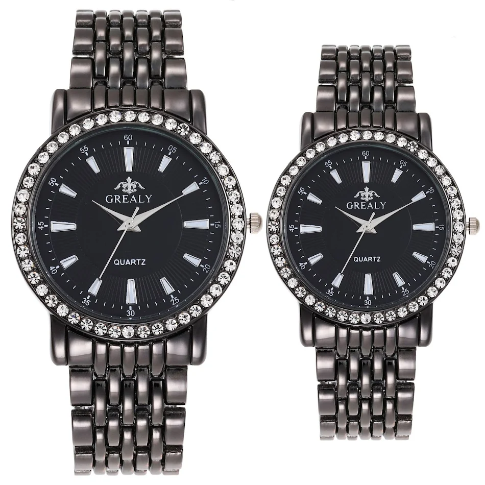Montre de couple homme avec chiffres romains, diamants incrustés, bracelet en acier. Élégance et style pour costumes et tenues habillées.