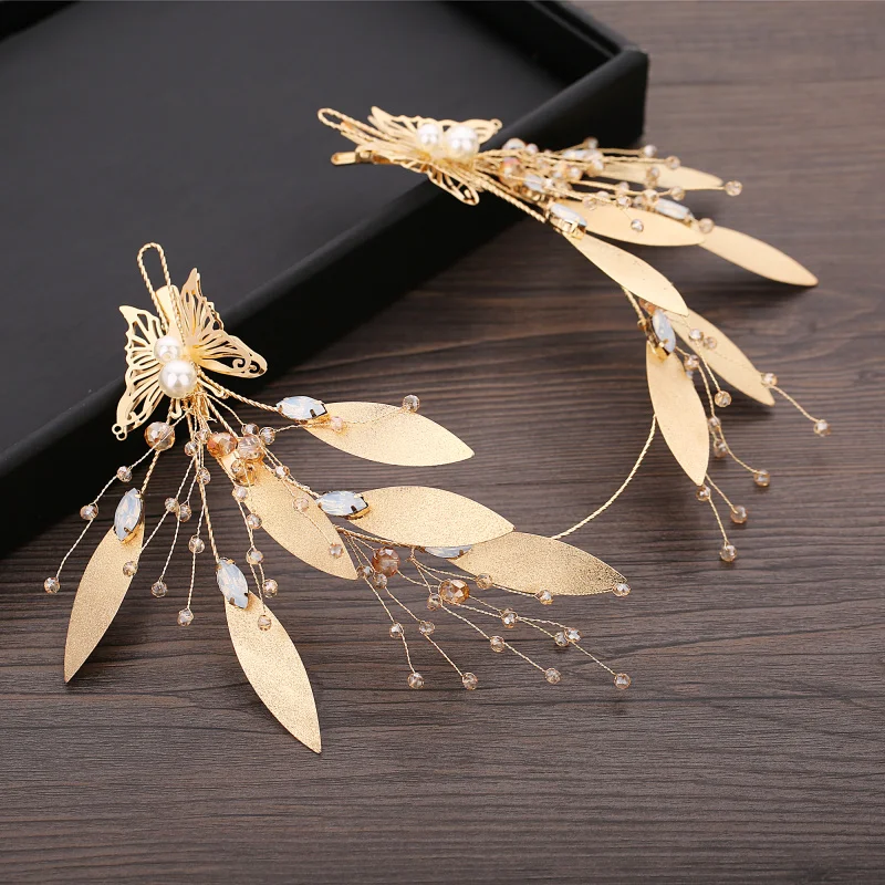 Ensemble coiffe de mariée élégant avec couronne et épingles à cheveux, parfait pour les mariées recherchant un look enchanteur et sophistiqué.
