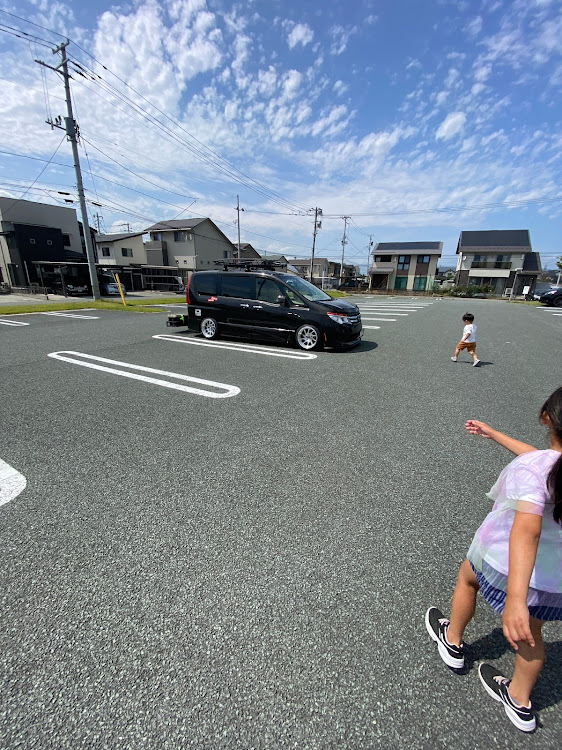 セレナのヒッチキャリアはいーぞ・でもストレスすげーぞ・耐荷重100キロぐらいなんて嘘・なんで斜めなん・VAN cultureに関するカスタム事例の投稿画像1枚目