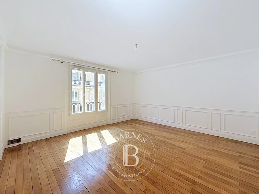 Bright room with wooden floor and moldings in this luxury apartment / penthouse for rent in Neuilly-sur-Seine ($4,235 - 99 m²)