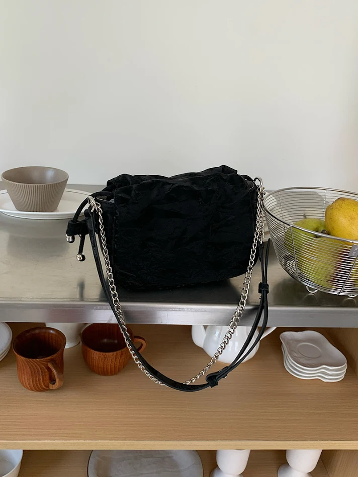 Sac bandoulière femme style chinois plissé avec chaîne, design nuage, idéal pour le travail et l'été, polyvalent et tendance.