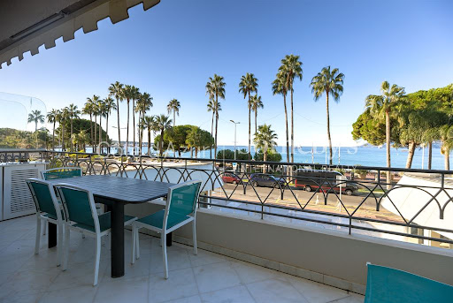 Appartement avec terrasse en bord de mer 1