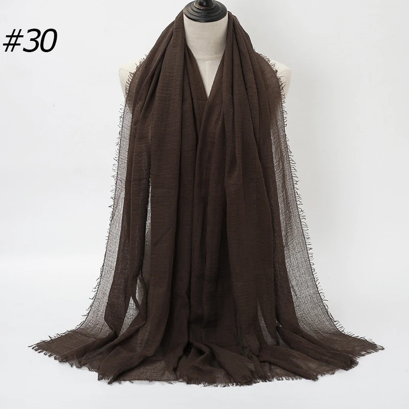 Écharpe châle longue froissée unie pour femme avec franges, style Malaisie. Élégance et confort pour un look tendance et chaud, parfait en toutes saisons.