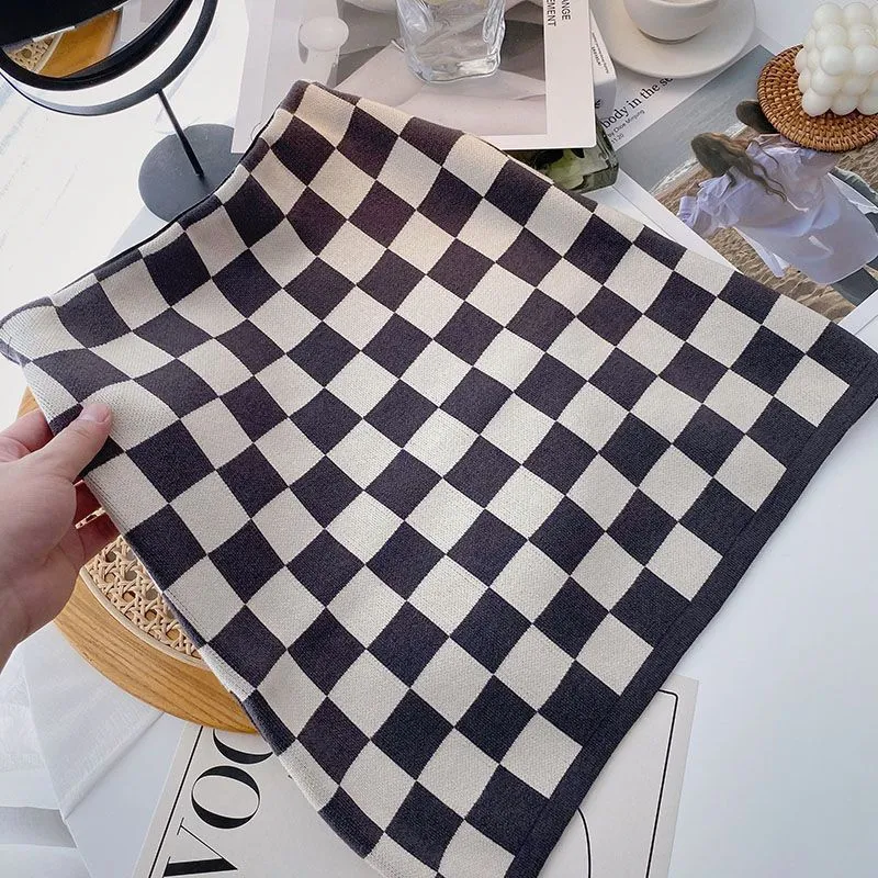 Dames geruite retro gebreide slanke etuirok, voorjaar. Figuurflatterende rok met een klassiek en modieus design, ideaal voor de lente.