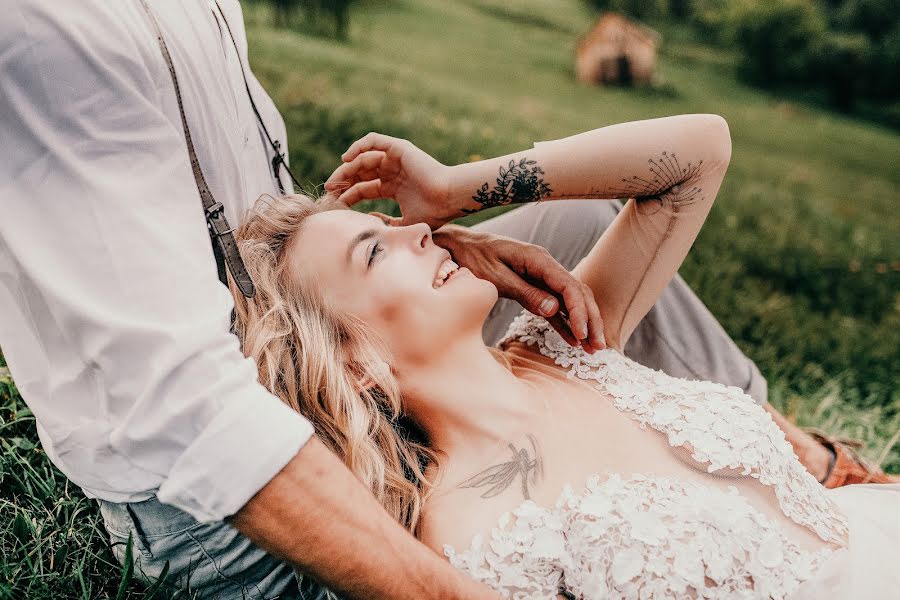 Fotógrafo de casamento Nata Kashevko (ptashka). Foto de 14 de março 2019