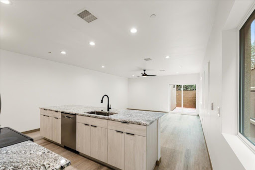 Modern kitchen with island and living area - Prestige house for sale in Sedona, 2 bedrooms
