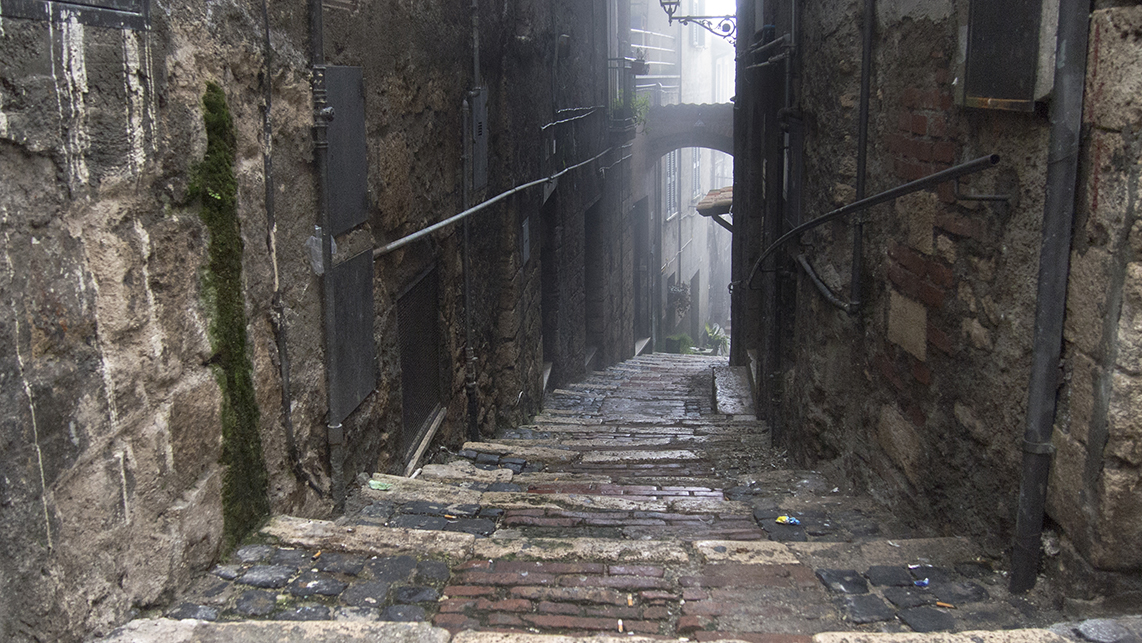 Vicolo nella nebbia di Montevecchi