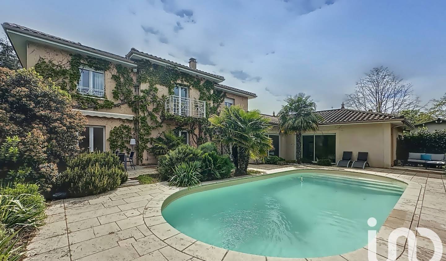 House with pool Grézieu-la-Varenne