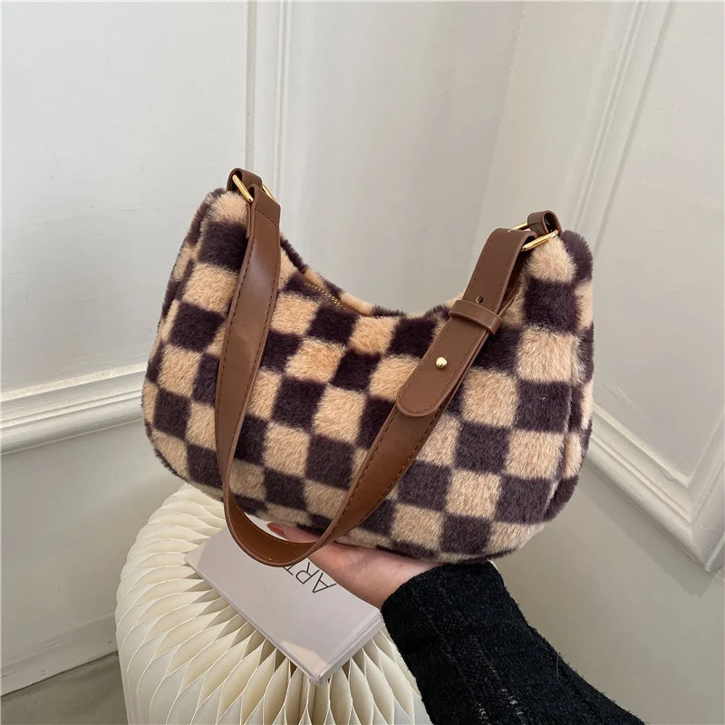 Sac à bandoulière en treillis poilu d'exportation, tendance et fonctionnel. Parfait pour le commerce extérieur, transportez vos essentiels avec élégance.