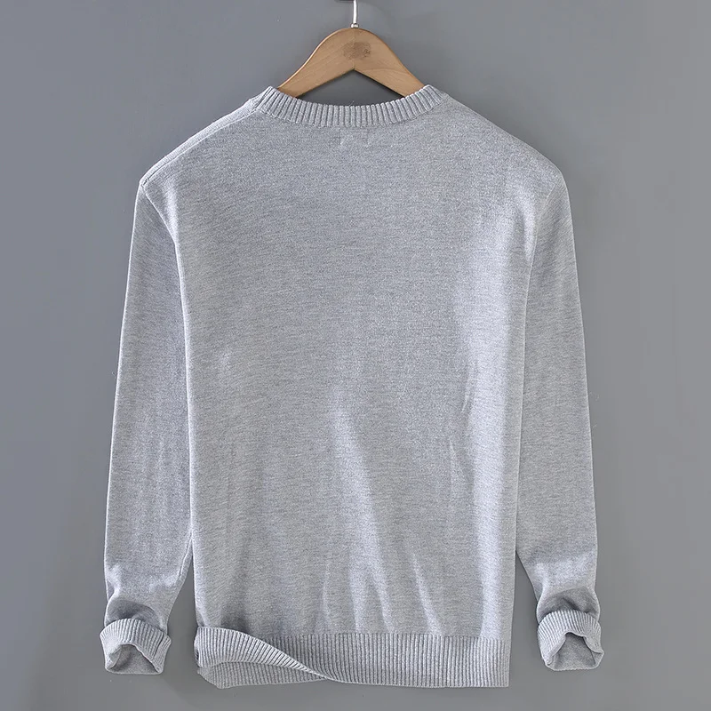Maglione uomo girocollo interno stretch a coste. Comfort e vestibilità impeccabili per uno stile moderno e versatile, perfetto per ogni occasione.