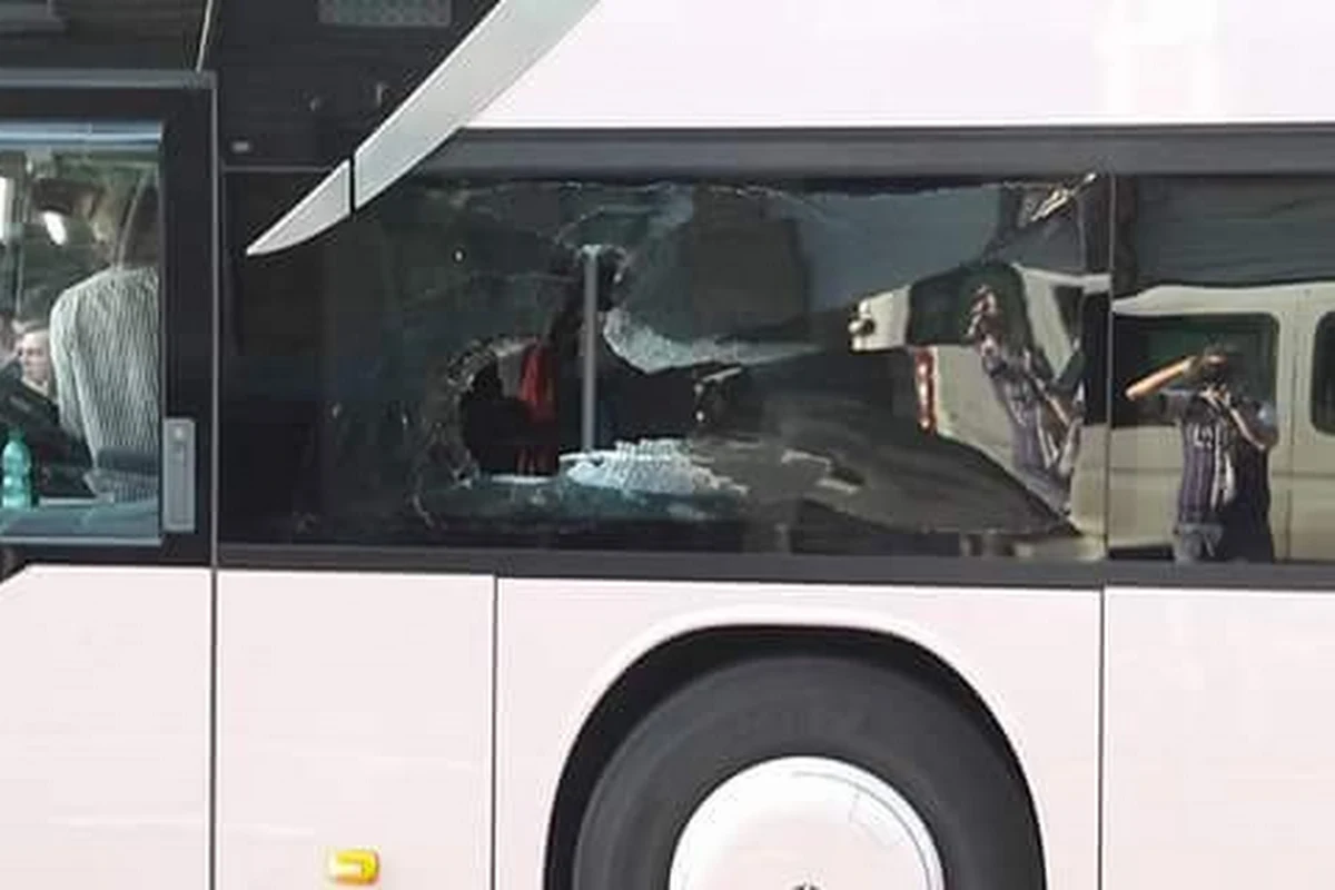 Politie bevestigt na zware rellen en bekogelde bussen met Beerschotfans: "Zo goed als zeker Antwerpsupporters"