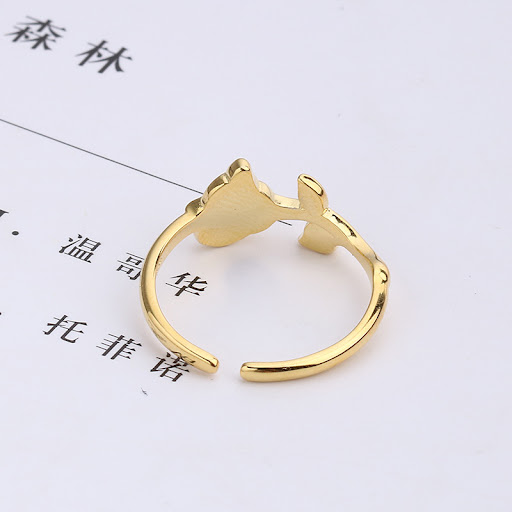 Title 5, Bague fleur de rose, un symbole damour et de b...