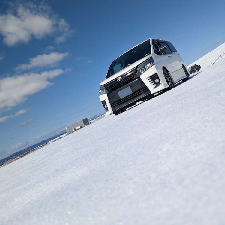 ヴォクシーのVOXY好きと繋がりたい・雪景色と白い車・ICHIGOWORLD・いちご狩りから写活・いつもイイね！コメント！して頂きありがとうございます(*^▽^*)に関するカスタム事例の投稿画像1枚目