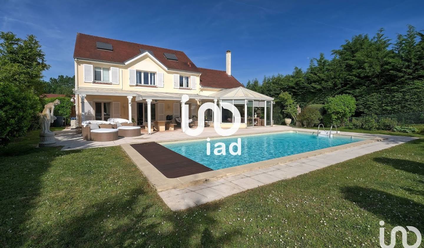 House with pool and terrace Saint-Thibault-des-Vignes