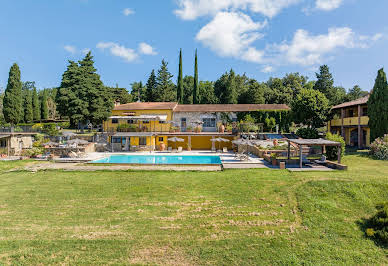 Villa with pool and garden 11