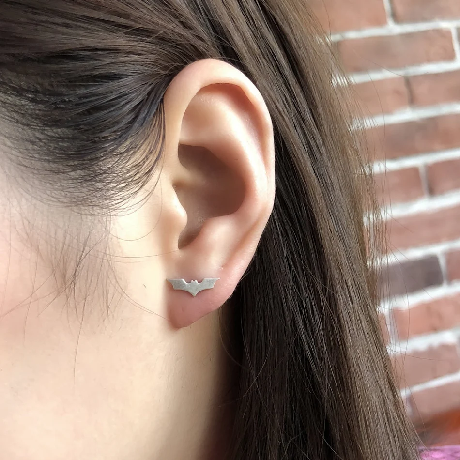 Orecchini a lobo semplici Dark Night in argento sterling 925, eleganza discreta. Perfetti per l'uso quotidiano, lucentezza sottile.