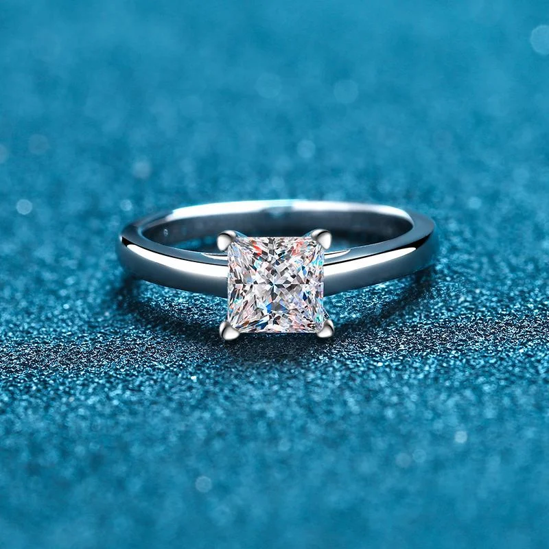 Bague en argent sterling 925 avec moissanite spéciale de 1 ou 2 carats, sertie à quatre griffes. Un bijou raffiné pour femmes.
