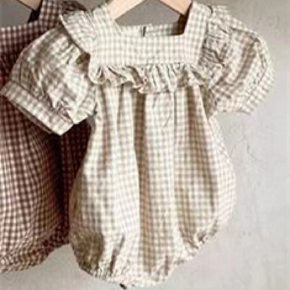 Schattige kanten jurk voor kinderen, perfect voor speciale gelegenheden. Een stijlvolle en comfortabele outfit voor kleine fashionista's.