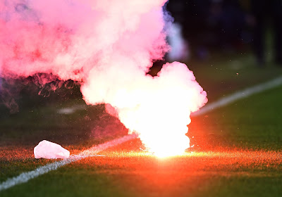 Un fumigène vient interrompre un match qui se joue... à huis clos !