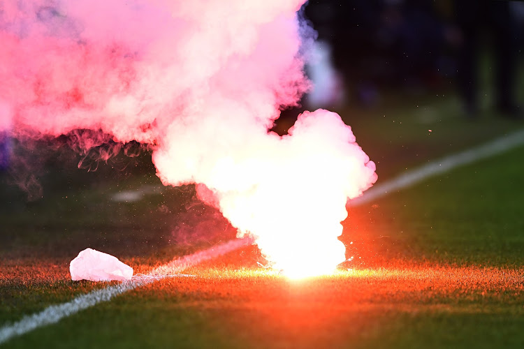 Un fumigène vient interrompre un match qui se joue... à huis clos !