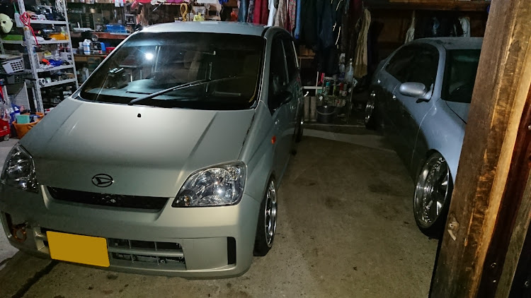 ミラの洗車・ミラの撮影場所いつも車庫(笑)・見切れてますがアリストとコラボ(笑)(笑)・そろそろアリストも乗れるようにしないと(笑)に関するカスタム事例の投稿画像1枚目