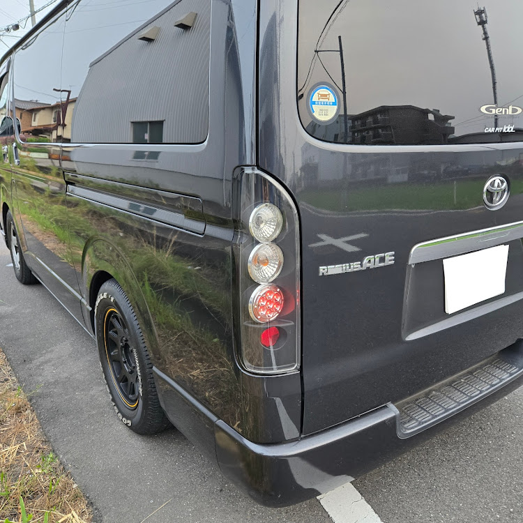 レジアスエースバンのテールランプのこだわり・いつもの自販機前・斜め45度の美学に関するカスタム事例の投稿画像1枚目