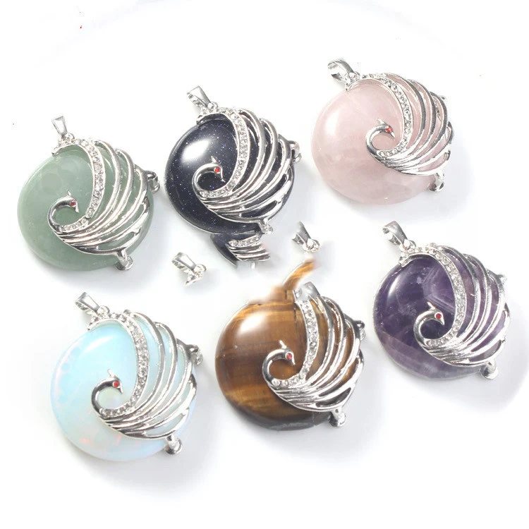 Pendentif Phénix en cristal pour femme avec œil de tigre naturel. Un bijou unique pour la chance et l'élégance au quotidien.