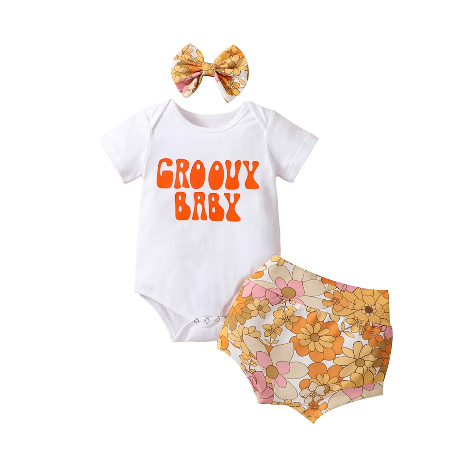 Conjunto de verão infantil com body, shorts e camiseta com letra, inclui tiara com flor, ideal para um look fofo e confortável.