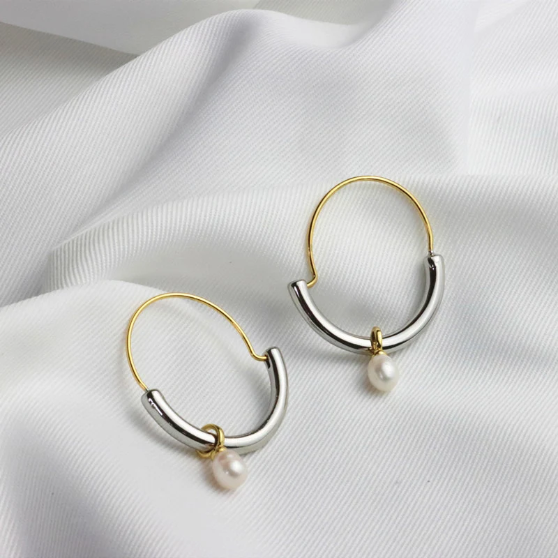 Boucles d'oreilles perles doubles pigment doré, raffinement intemporel. Sublimez votre style avec ces boucles d'oreilles uniques.