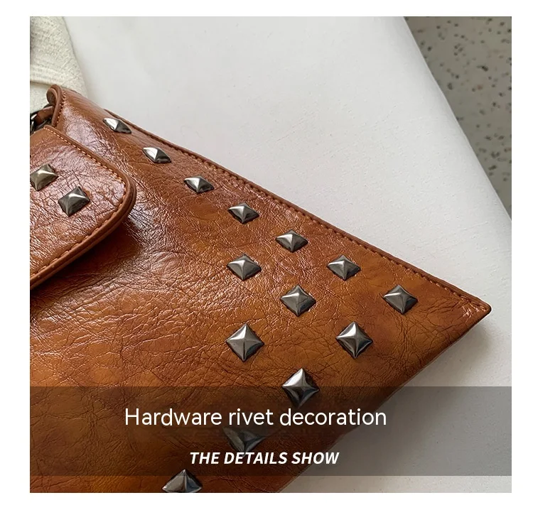Sac bandoulière à rabat avec rivets et chaîne, un accessoire élégant et pratique pour transporter vos essentiels avec style au quotidien.