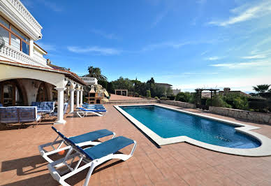 Maison avec piscine et jardin 9