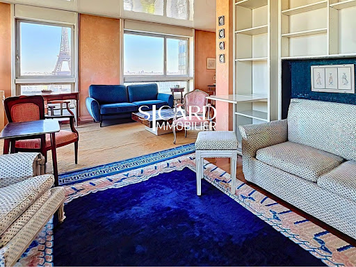 Living room with Eiffel Tower view and bookshelf - Prestige property for sale in Paris 15ème, 5 rooms, 3 bedrooms