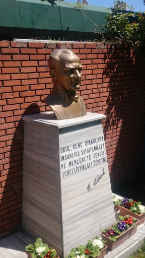 Özel Yıldız Lisesi Atatürk Büstü