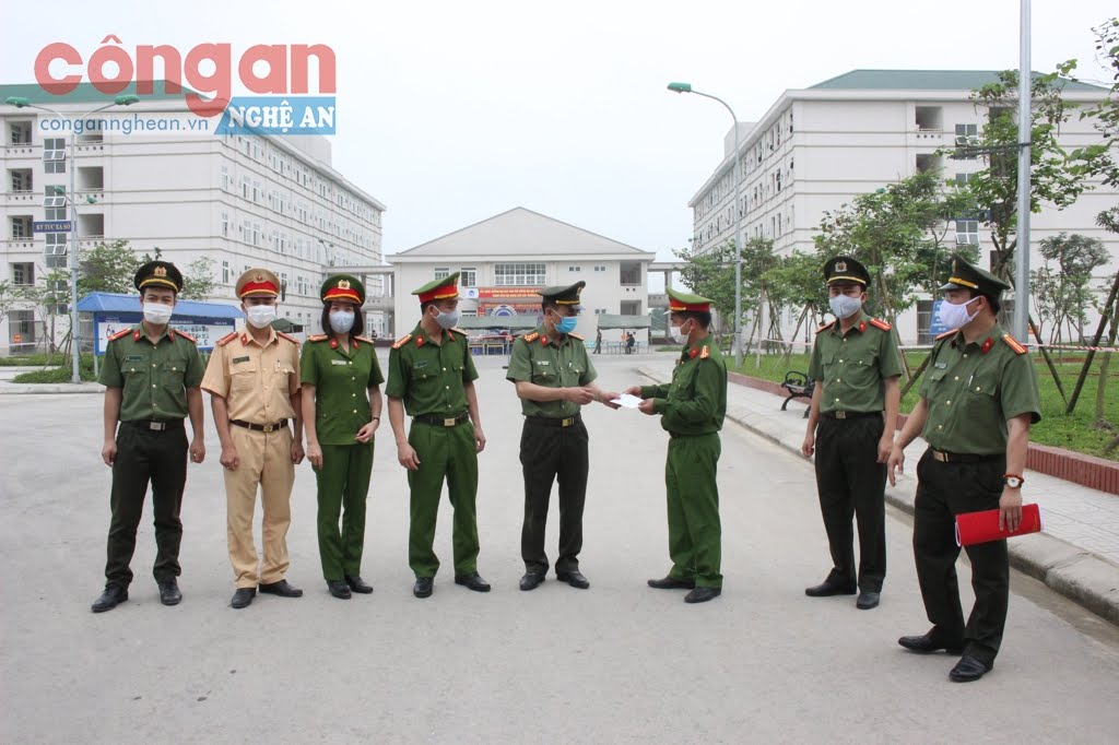 Kiểm tra chế độ ứng trực, chấp hành điều lệnh CAND tại điểm cách ly trung tâm làng sinh viên trường Đại học Vinh cơ sở 2, xã Nghi Phong, huyện Nghi Lộc