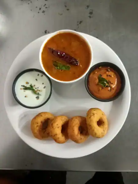 Onion Vada [4 Pcs] With Sambar