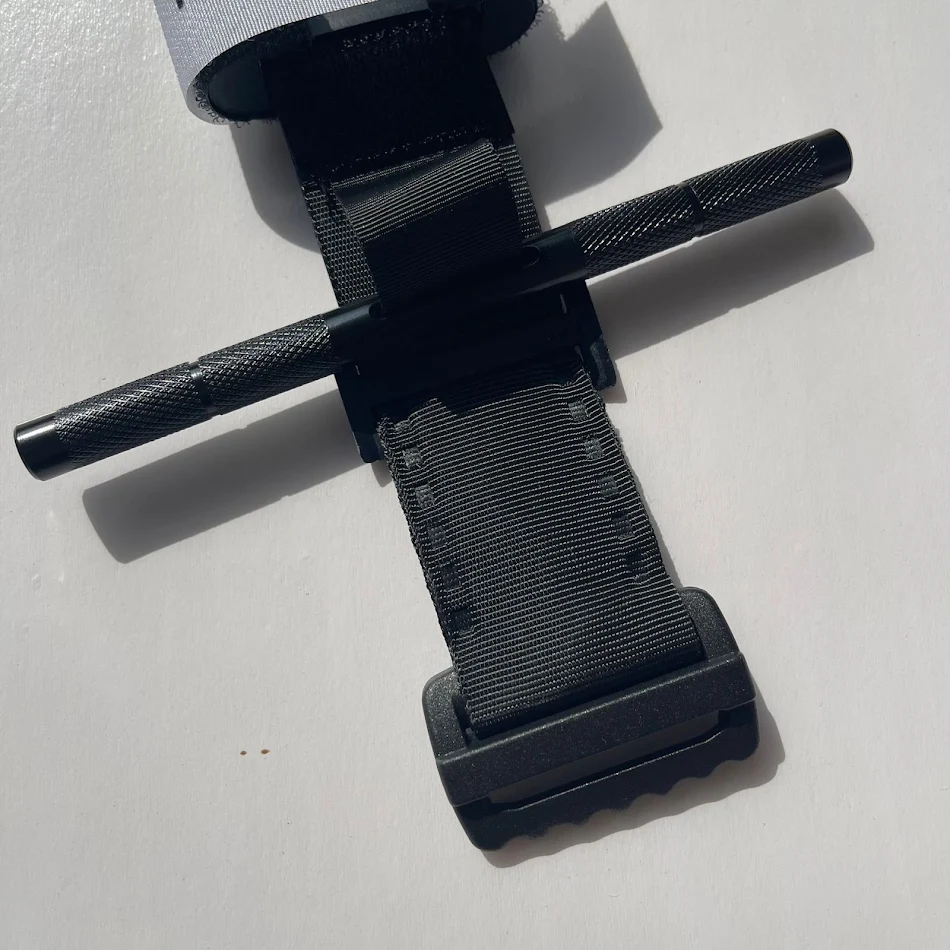 Hemostatski zavoj sa kopčom za operaciju jednom rukom, metalna šipka od legure aluminijuma, brzo i efikasno zaustavlja krvarenje.