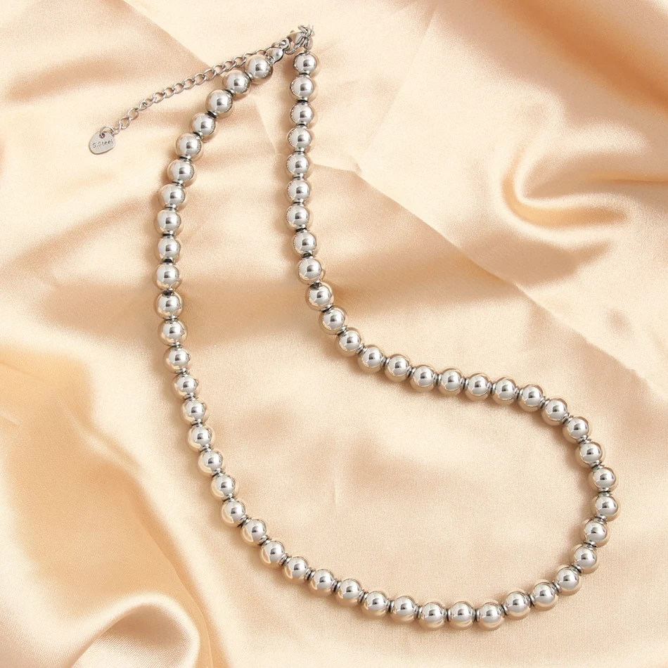 Collier de perles en acier inoxydable argenté 4-10mm. Un bijou durable et élégant, parfait pour toutes les occasions. Un accessoire indispensable.