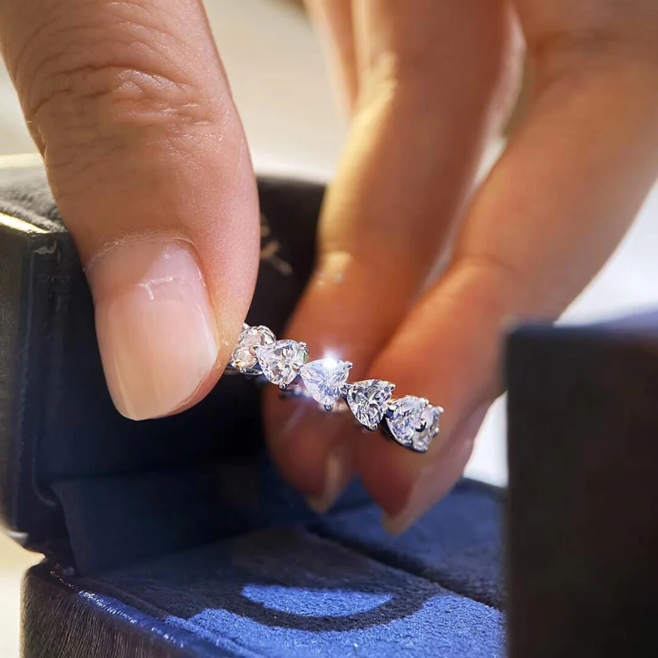 Hartvormige diamanten ring met rij diamanten. Modieuze sieraden die liefde uitdrukken. Een perfect cadeau voor haar.
