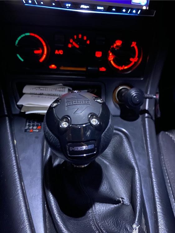 ロードスターのシフトノブ交換・momo・DIY・たまらないに関するカスタム事例の投稿画像1枚目