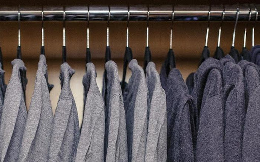 Thậm chí, ông chủ Facebook còn chia sẻ tủ quần áo của mình với toàn áo phông hoặc hoodie màu tối và giống hệt nhau.