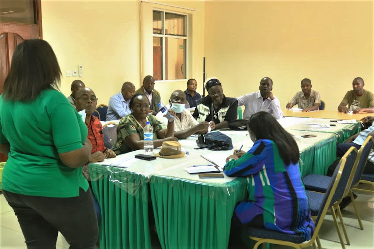 Emily Gichuhi (Kenya-Japan MEXT Alumni) explaining to the participants from the Kenya Japan Alumni Association (KEJAA) the work she does at the Rice Research Laboratory at KALRO Mwea during the visit.